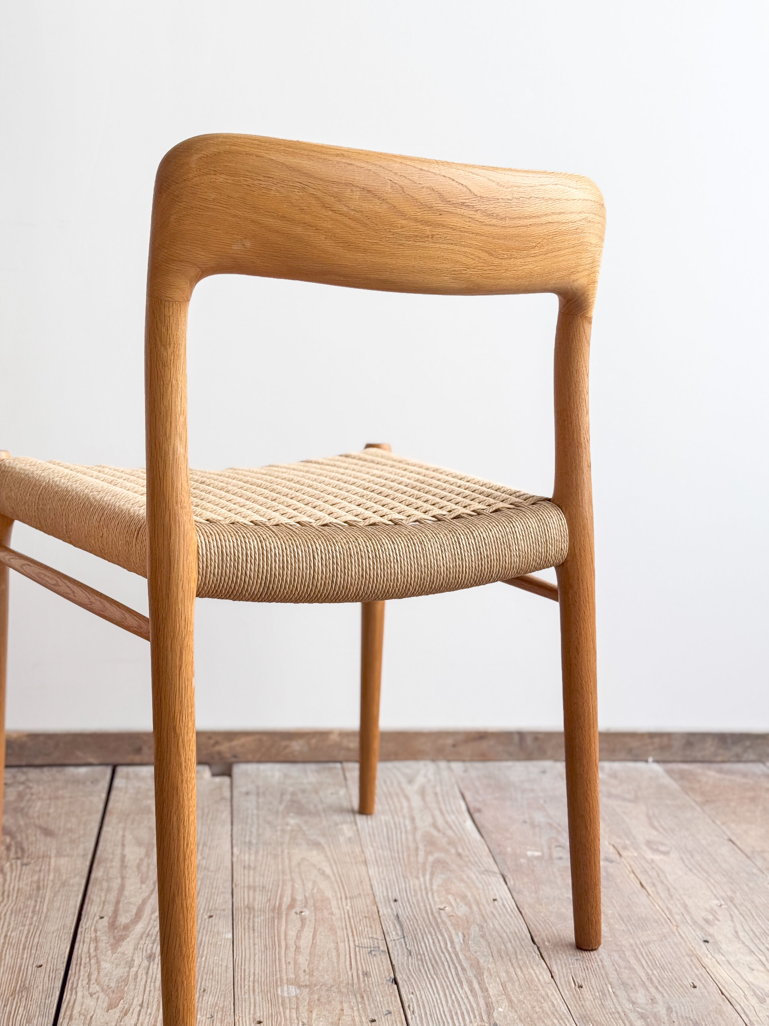 Paire de chaises de salle à manger modèle 75 par Niels O. Møller en chêne