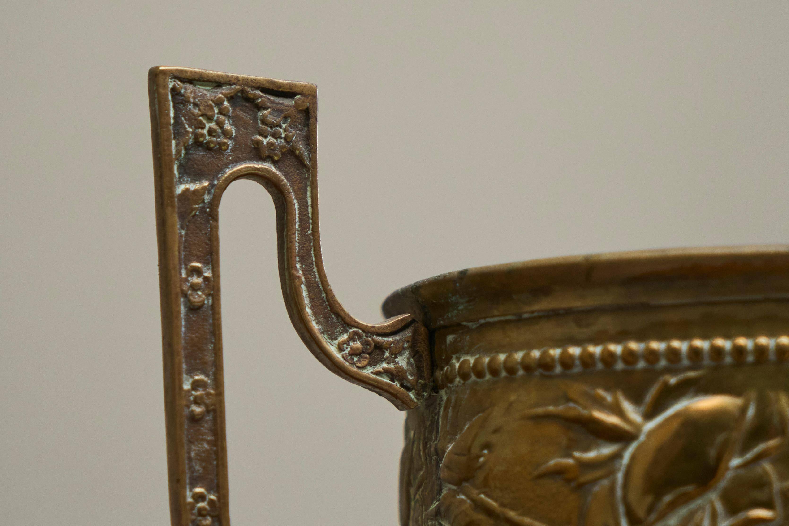Neoclassical cache-pot in patinated brass, 19th century.