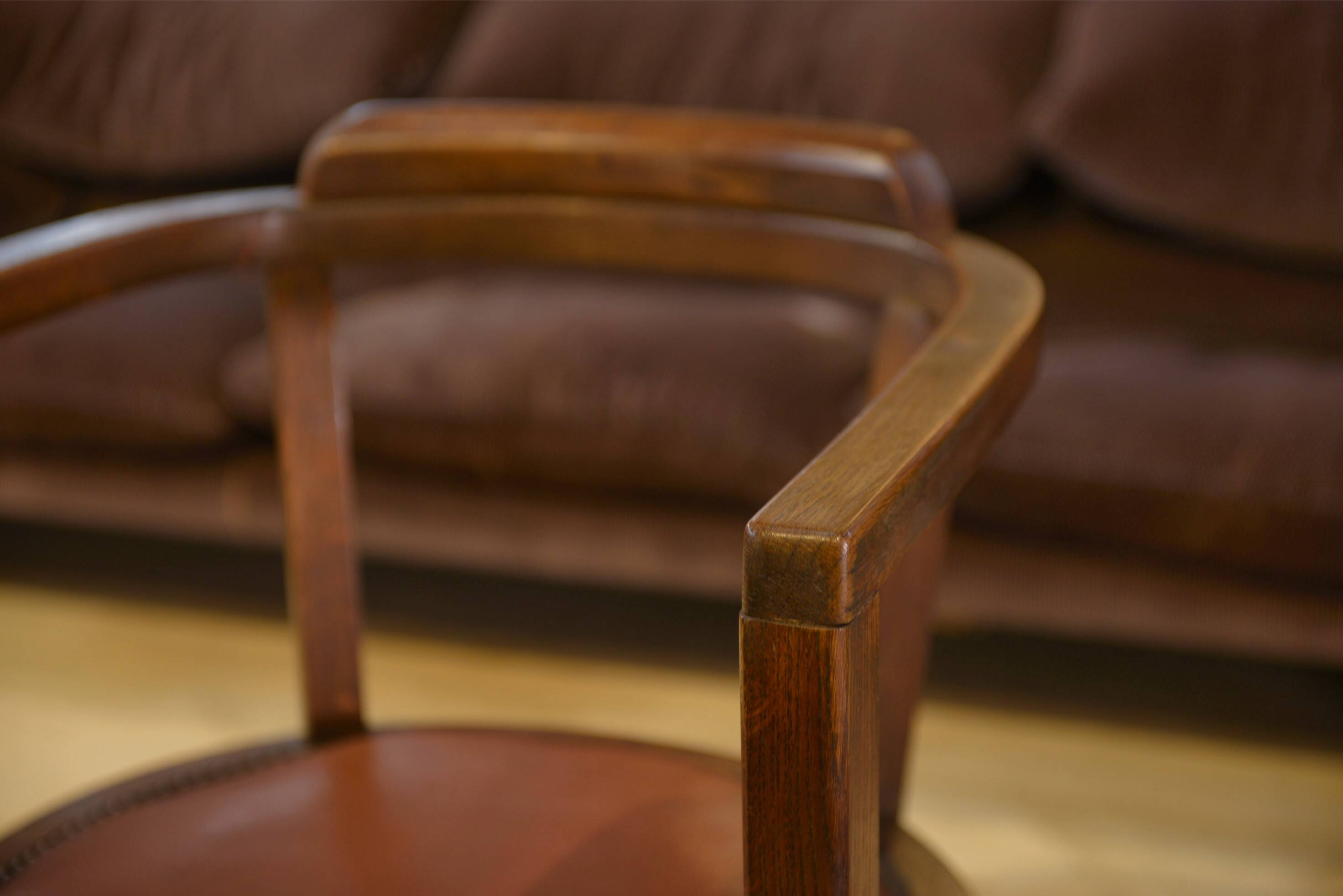 Fauteuil en chêne et skaï 1940’s