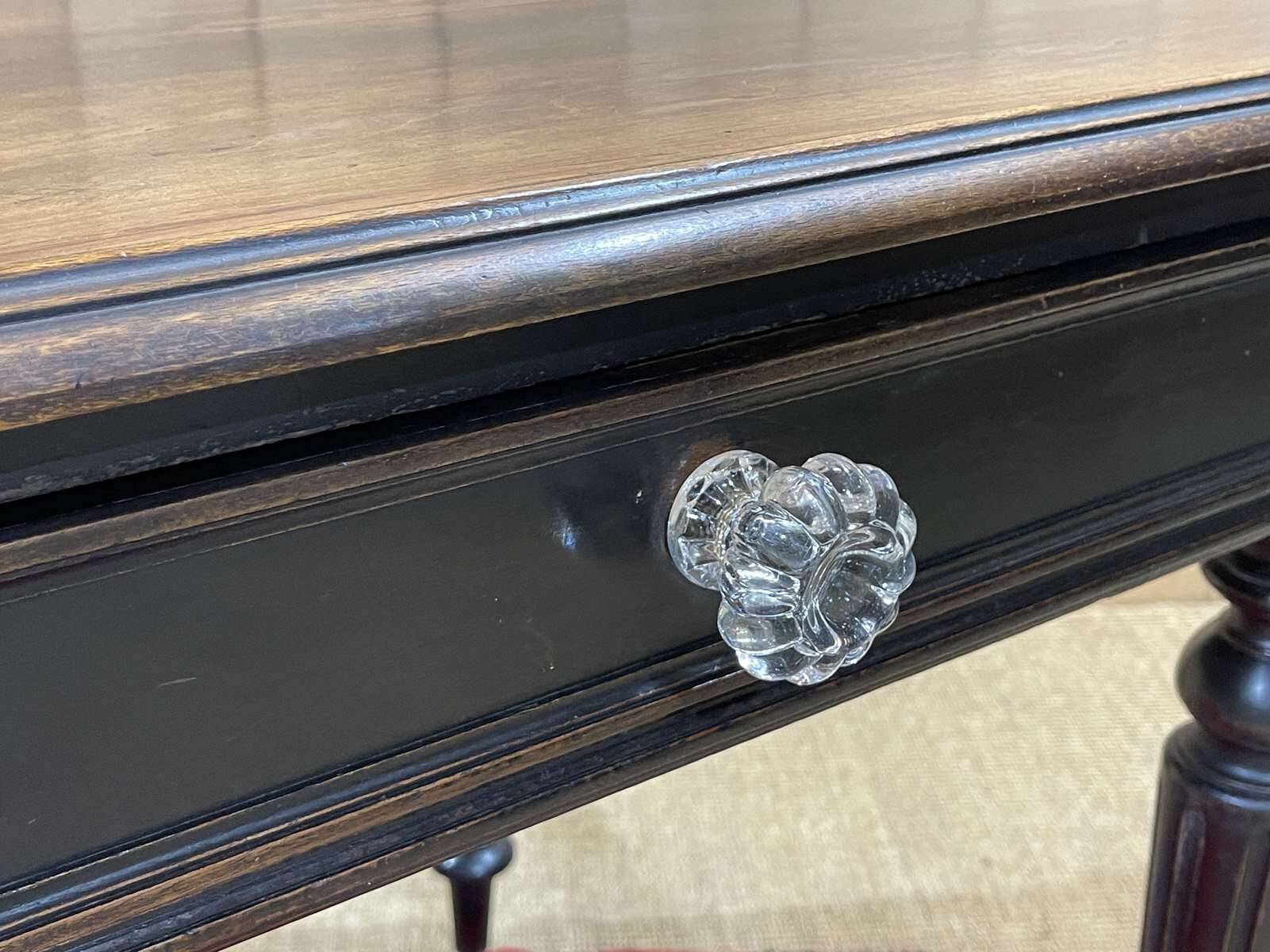 Bureau plat Napoléon III, fin XIXème, en bois noirci.