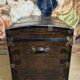 Malle de voyage en métal en faux semblant de bois décoré –époque Napol