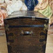 Malle de voyage en métal en faux semblant de bois décoré –époque Napol