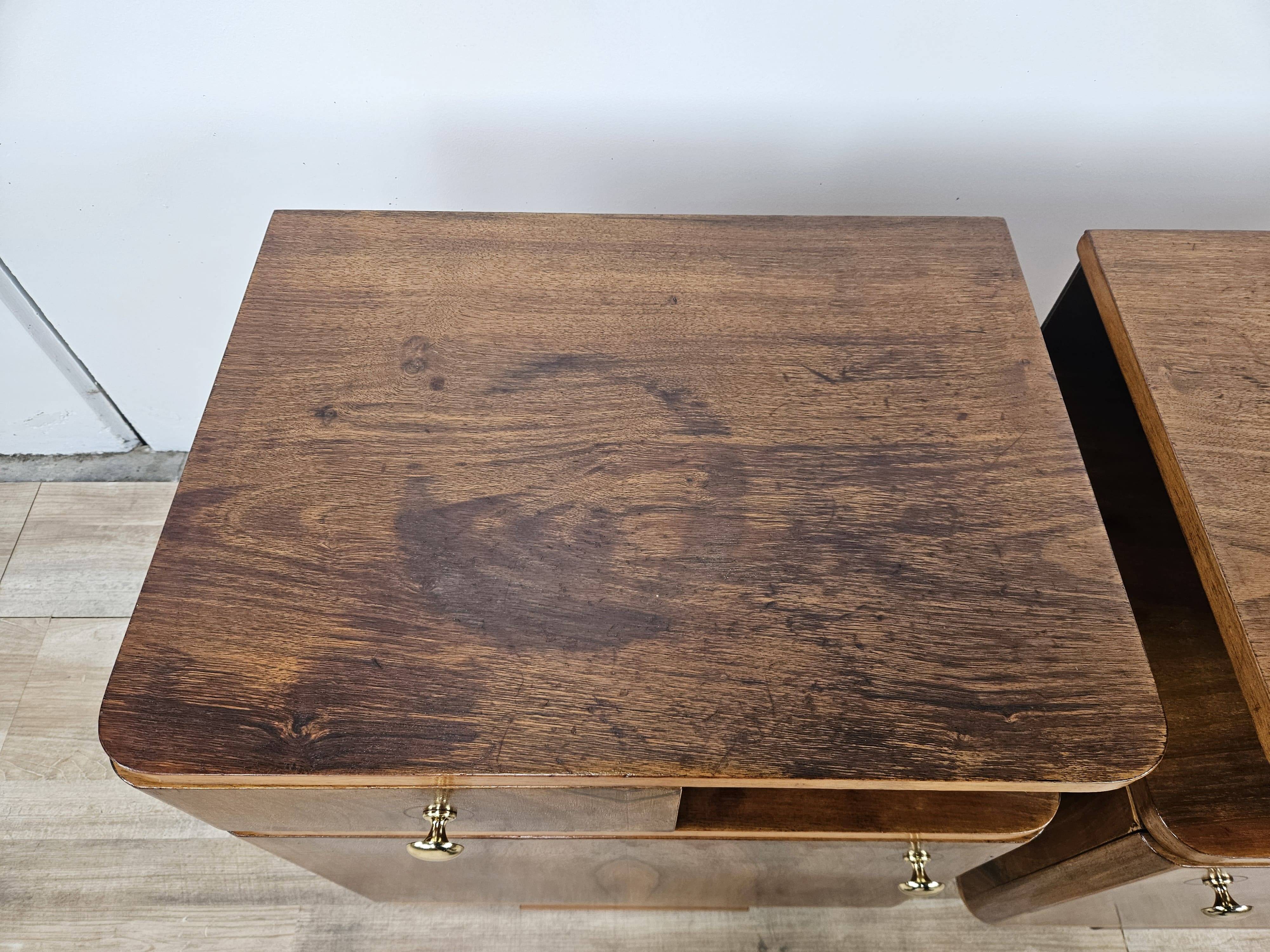 Art Decò bedside tables in walnut and brass, 1940