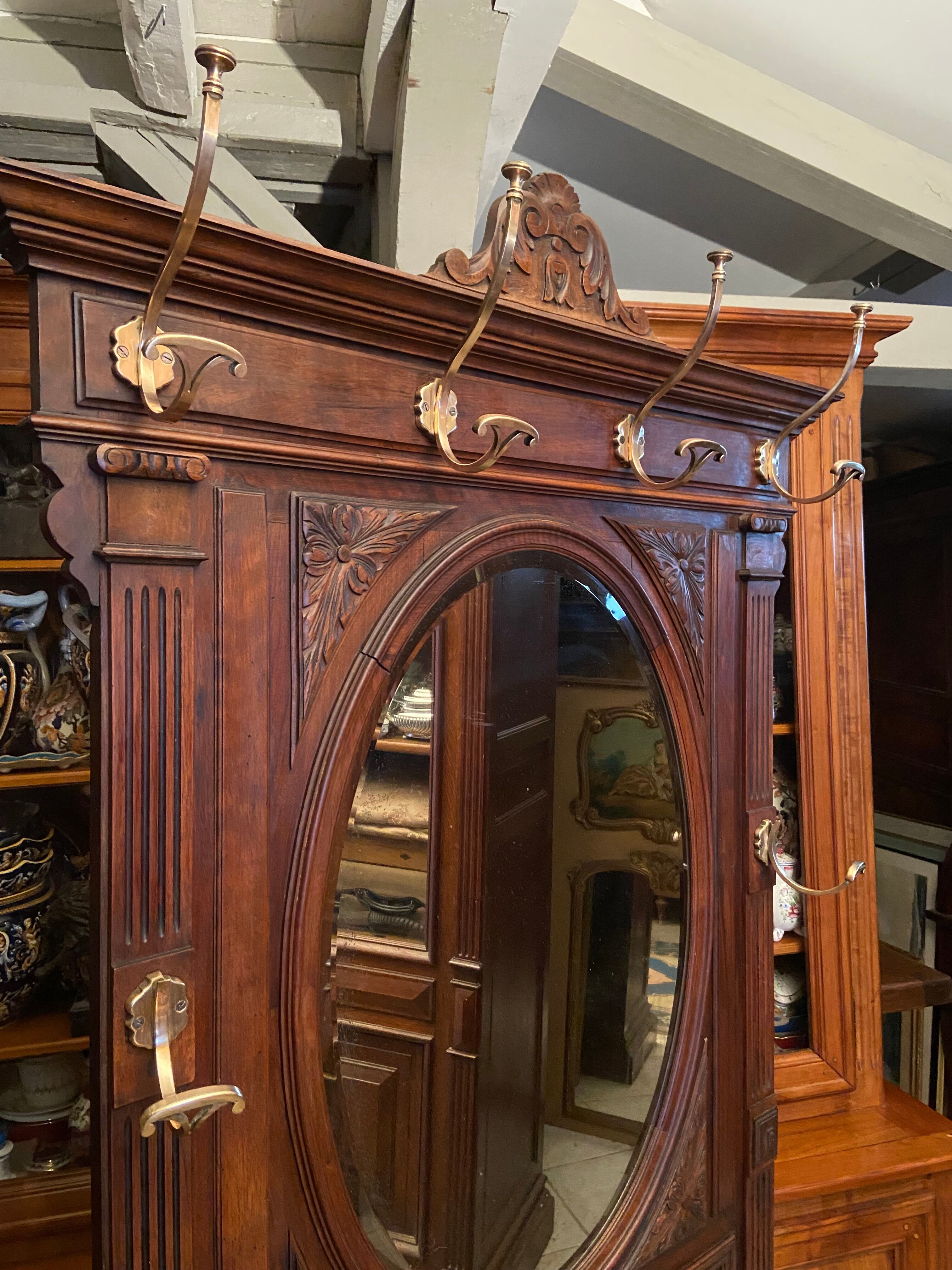 Porte-manteau de vestibule en noyer massif avec miroir ovale et patères en bronze