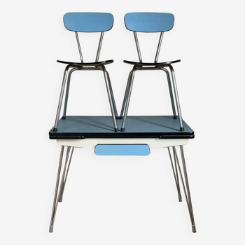 Blue Formica table with Eiffel foot and its 2 chairs