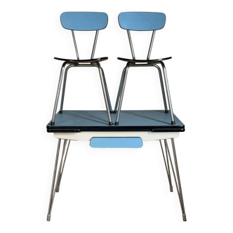 Blue Formica table with Eiffel foot and its 2 chairs