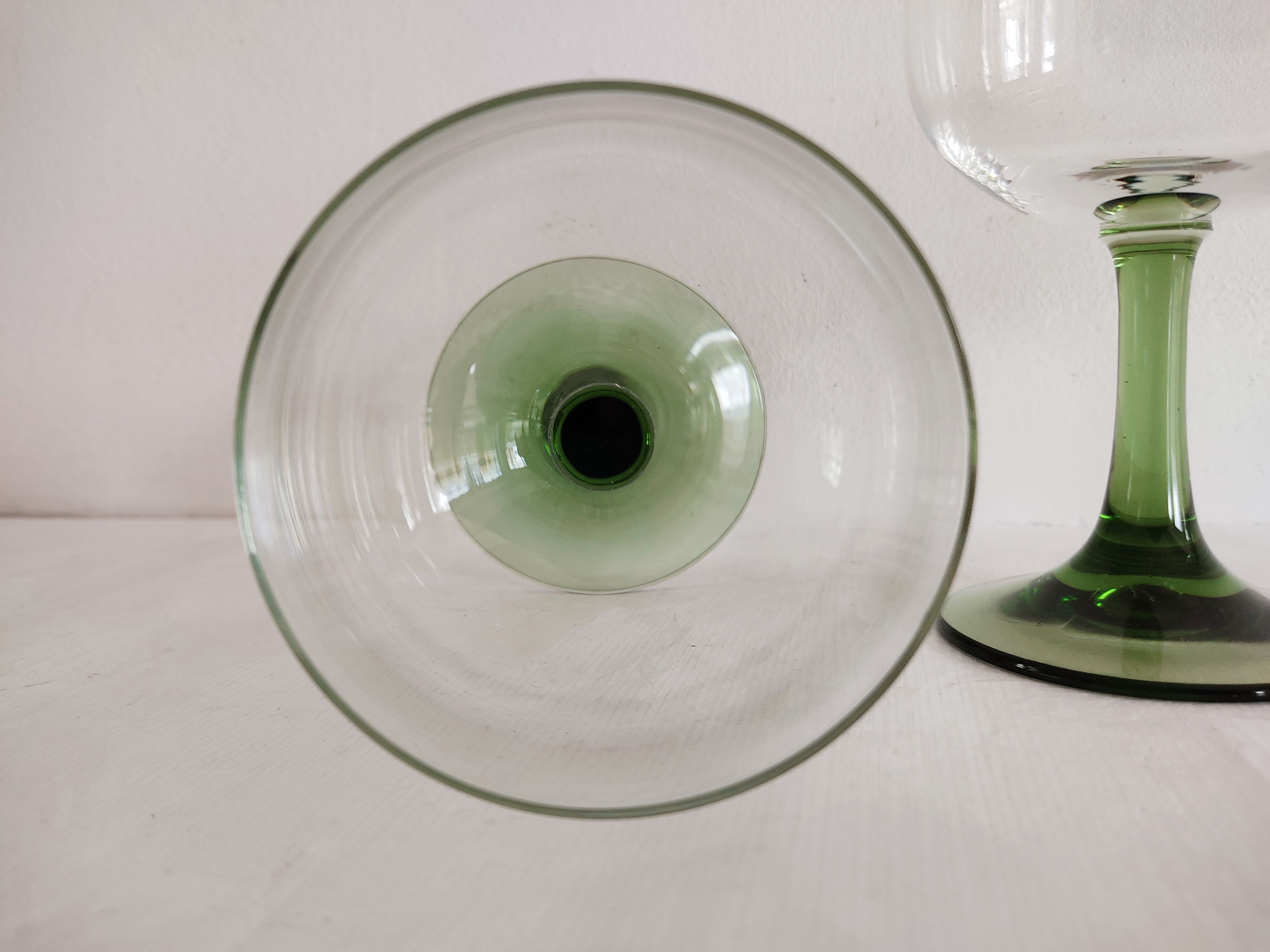 Ensemble de 3 verres à vin au pied vert
