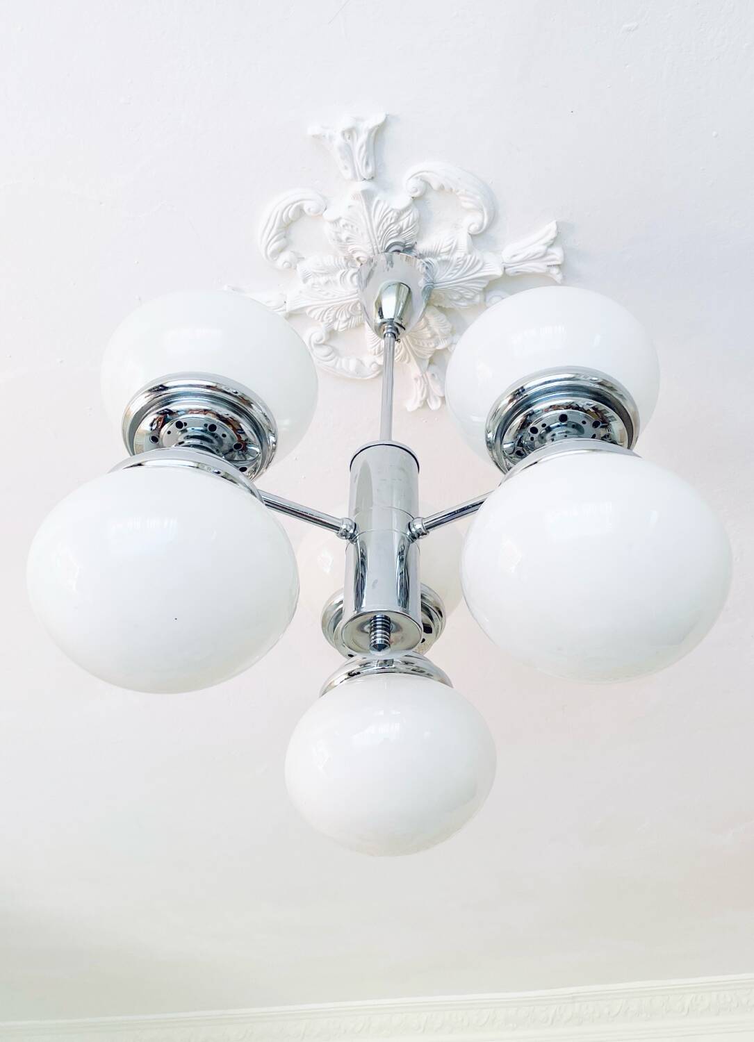 Suspension moderne en chrome et verre opalin