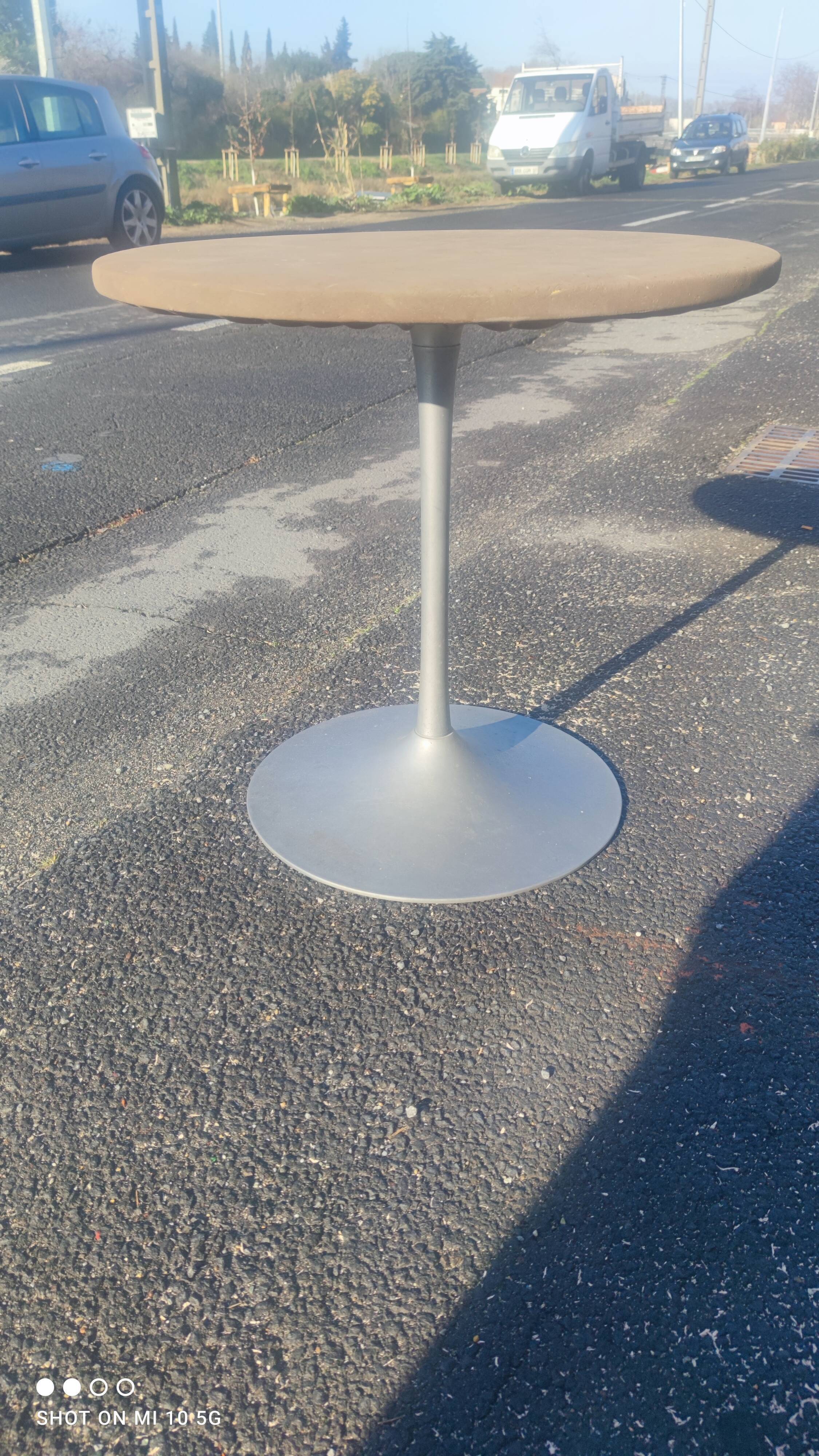 Table with tulip base in cast aluminum, circa 1960/70