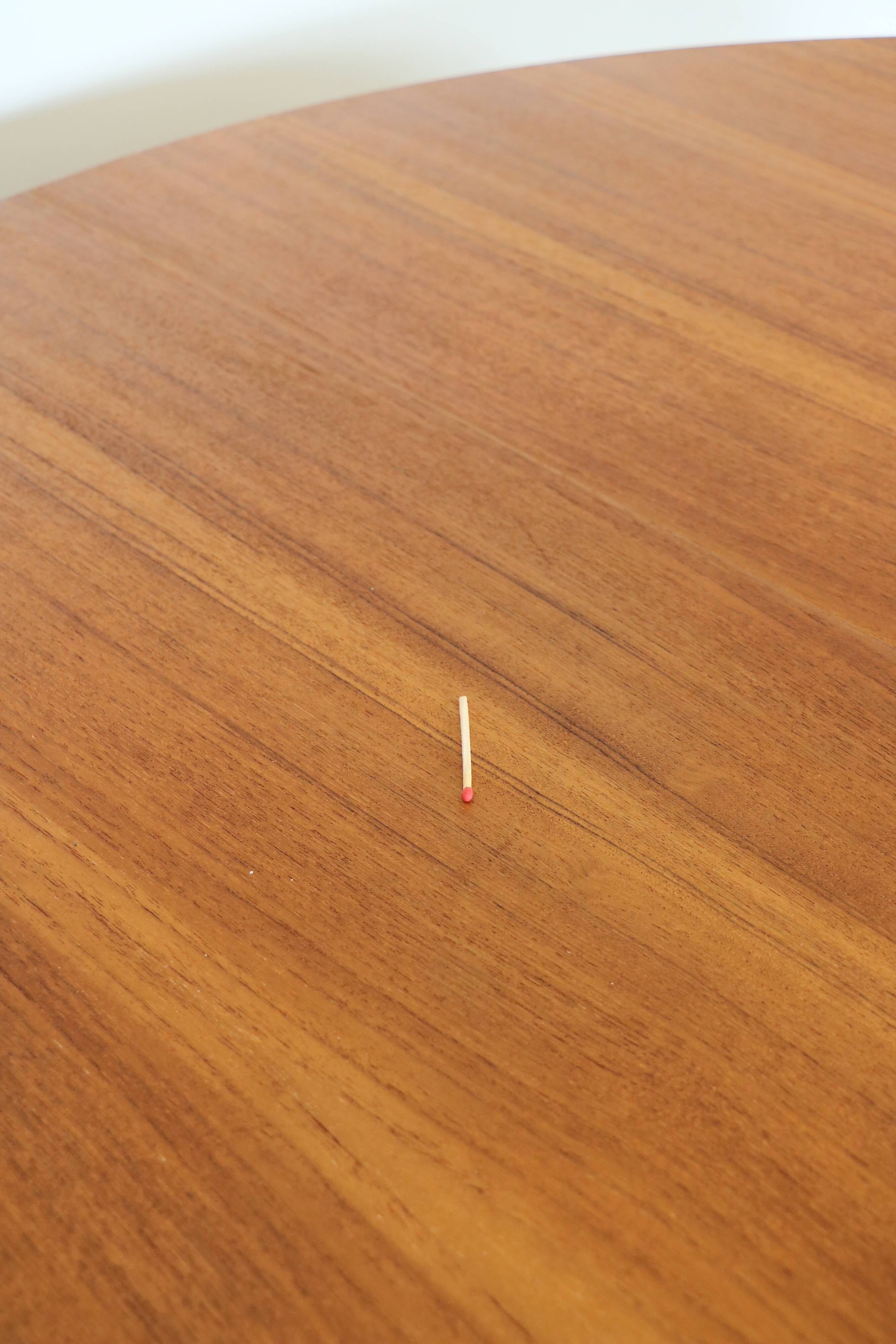 Extendable round table with butterfly extension system