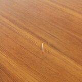 Extendable round table with butterfly extension system