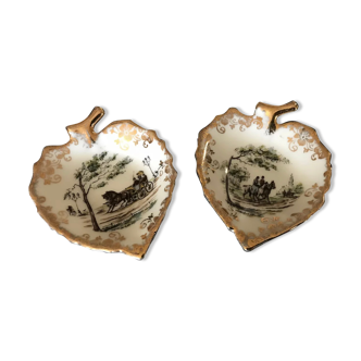 Paire d’anciens vides-poches forme feuille en porcelaine de limoges décor de scènes