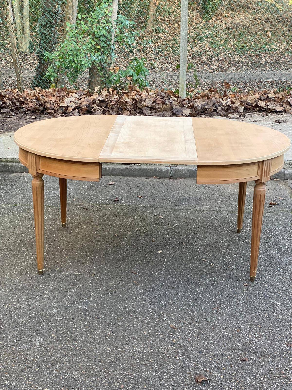 Renovated Louis XVI extendable round table from the 19th century, 260cm.