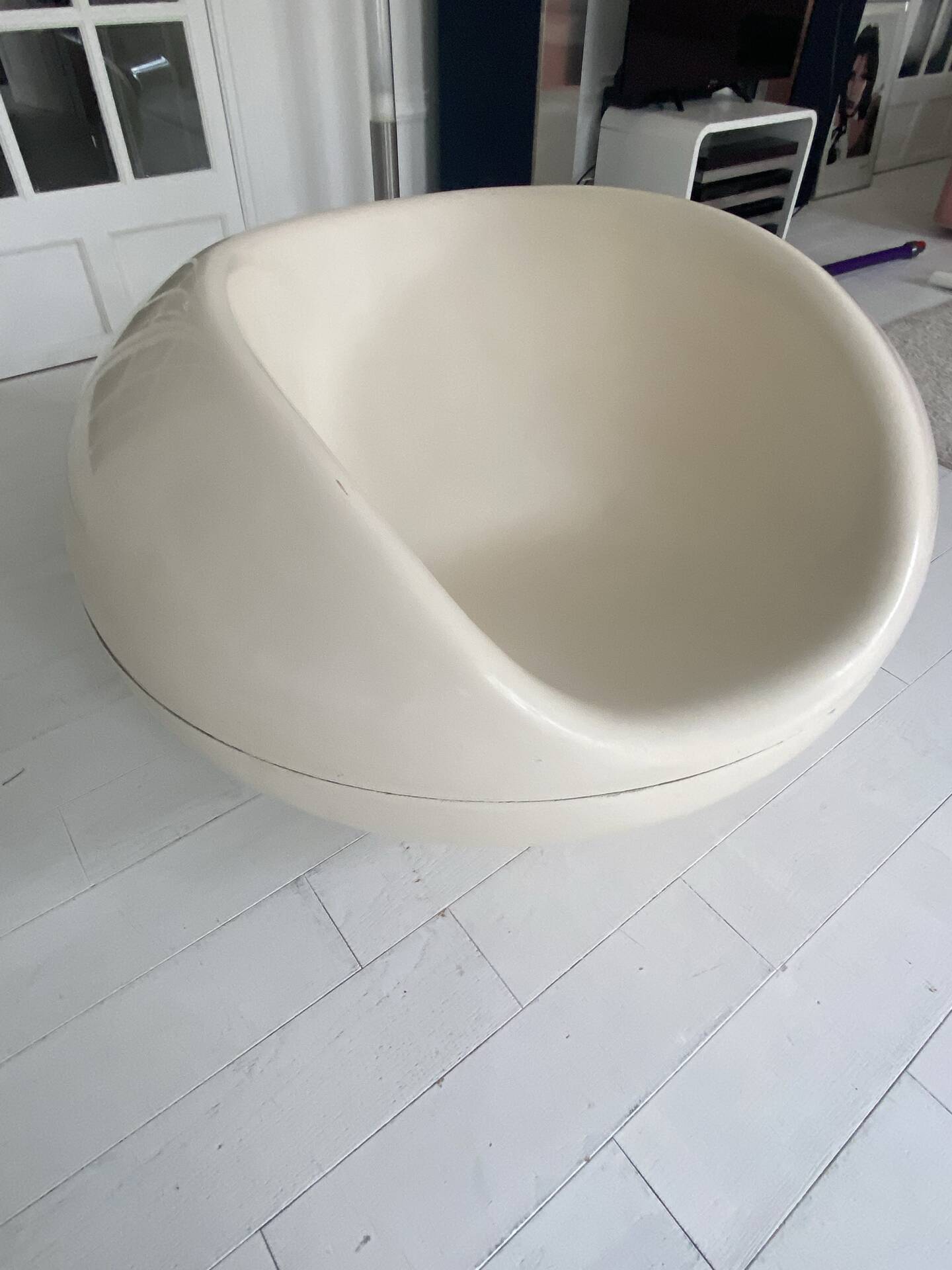 Eero Aarnio Pastil chair