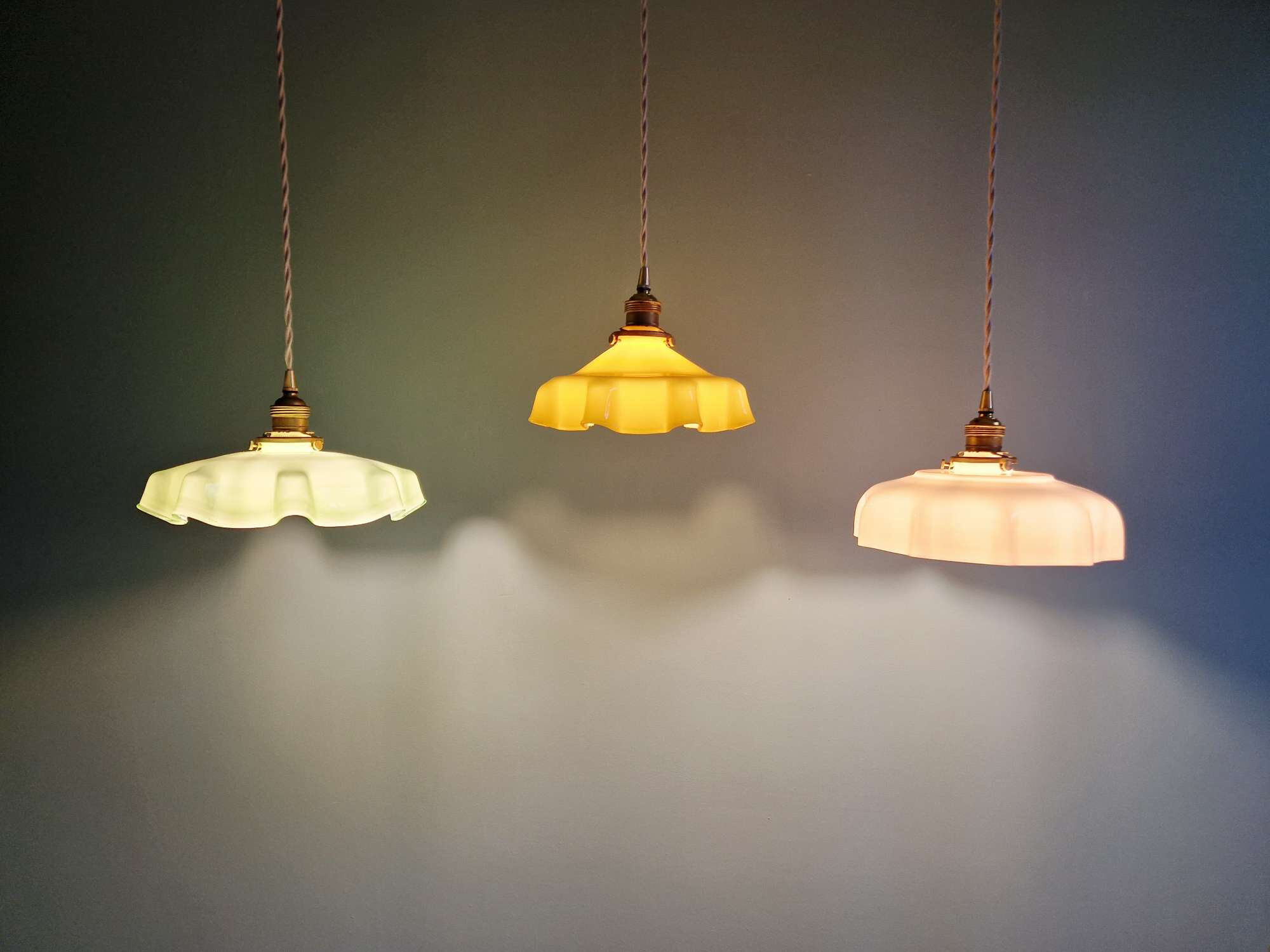 Trio de suspensions Art Déco en opaline colorée, années 1930