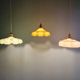 Trio de suspensions Art Déco en opaline colorée, années 1930