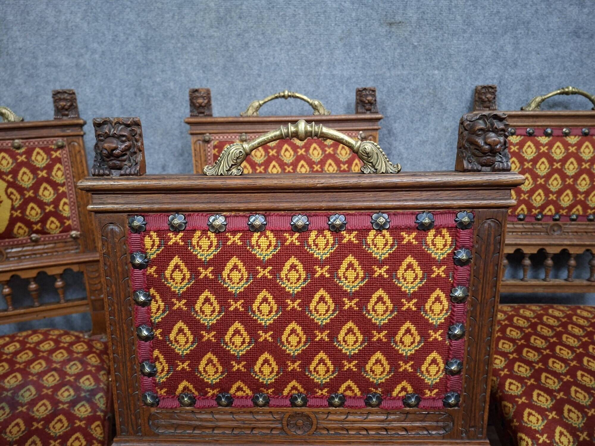 Suite de six chaises en chêne sculpté, de style Renaissance, XIXeme.