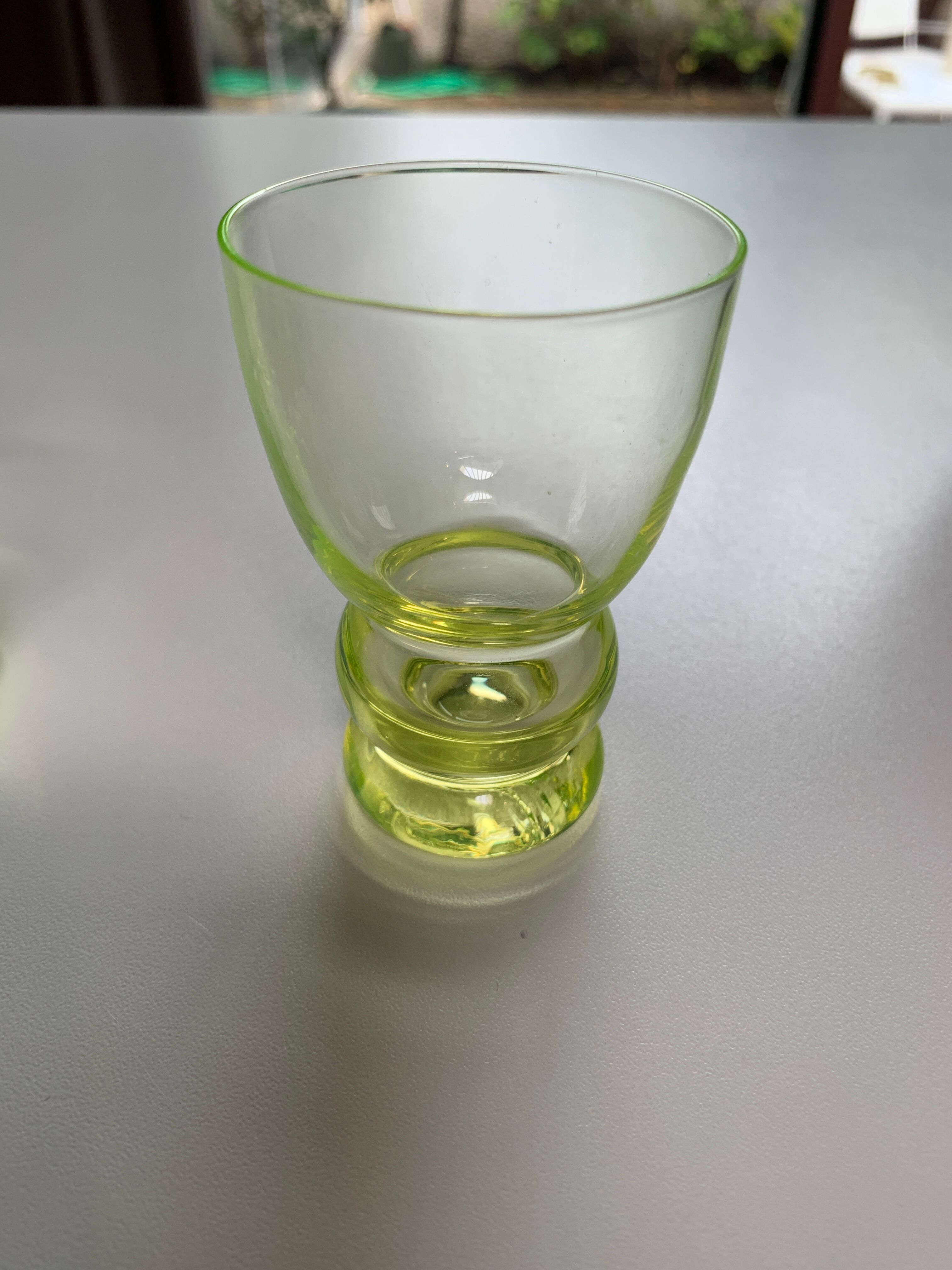 Verres à liqueur jaune fluo