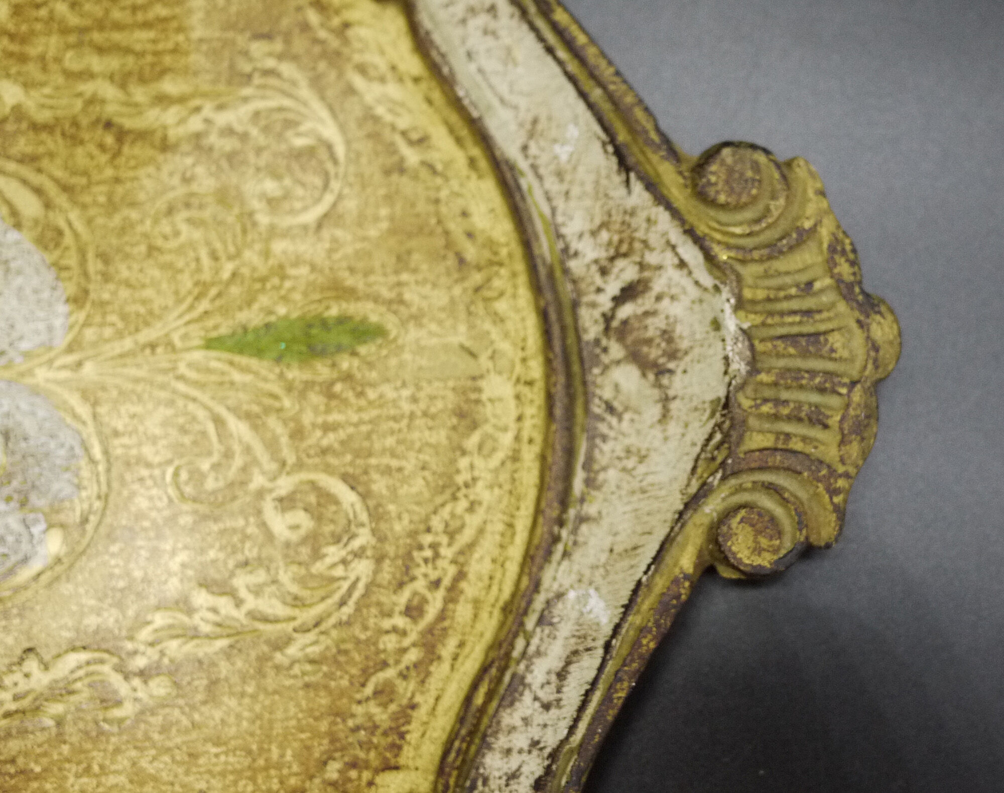 Florentine wooden tray painted with the hand of oval shape