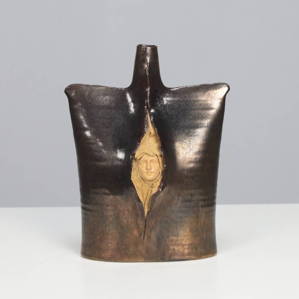Vase en céramique sculptée, signé TL, années 1970 – Céramique d'atelier européenne d'après-guerre