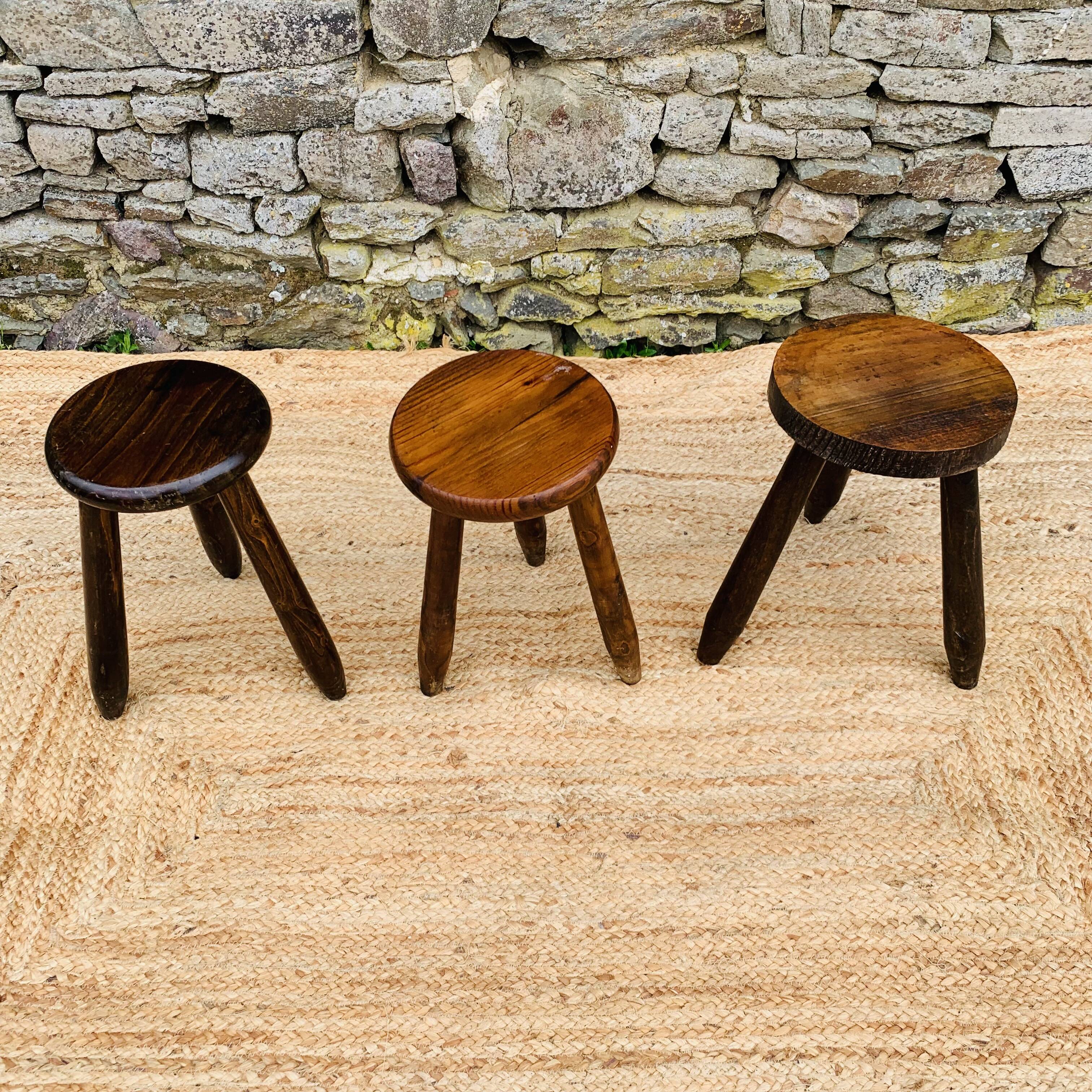 Suite de 3 tabourets tripode dépareillés