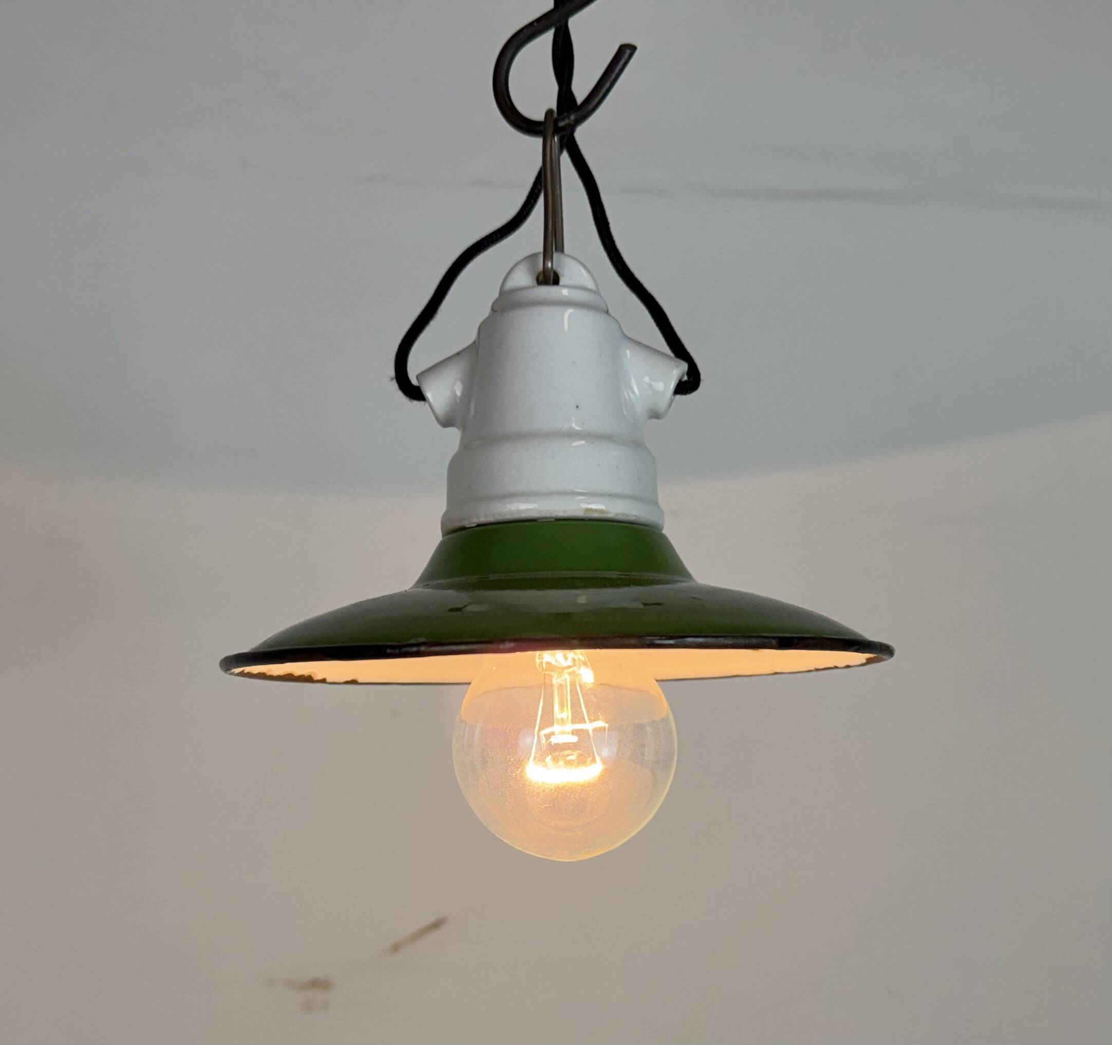 Suspension industrielle en émail vert, années 1950