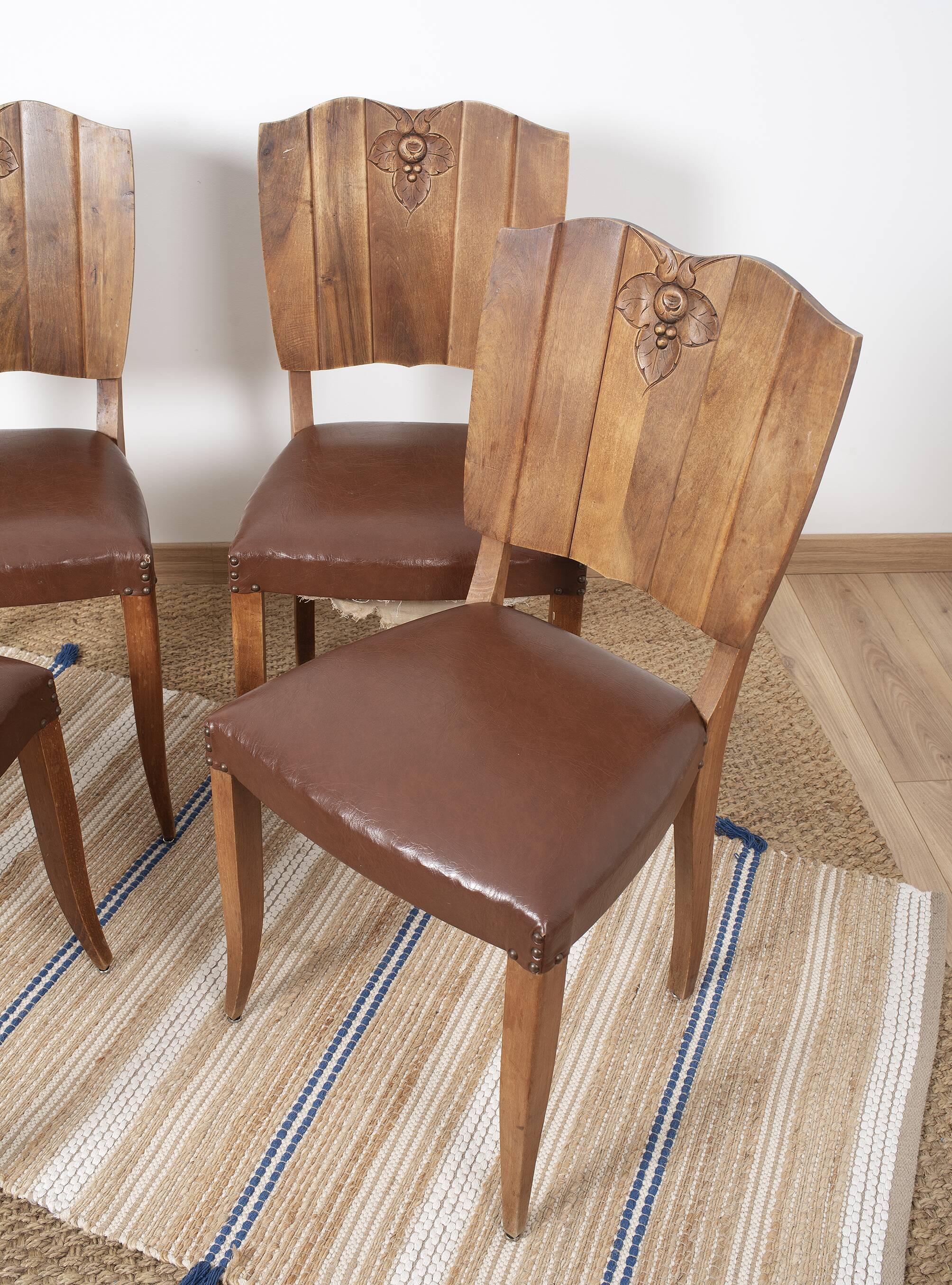 Set of 4 Art Deco chairs in carved wood