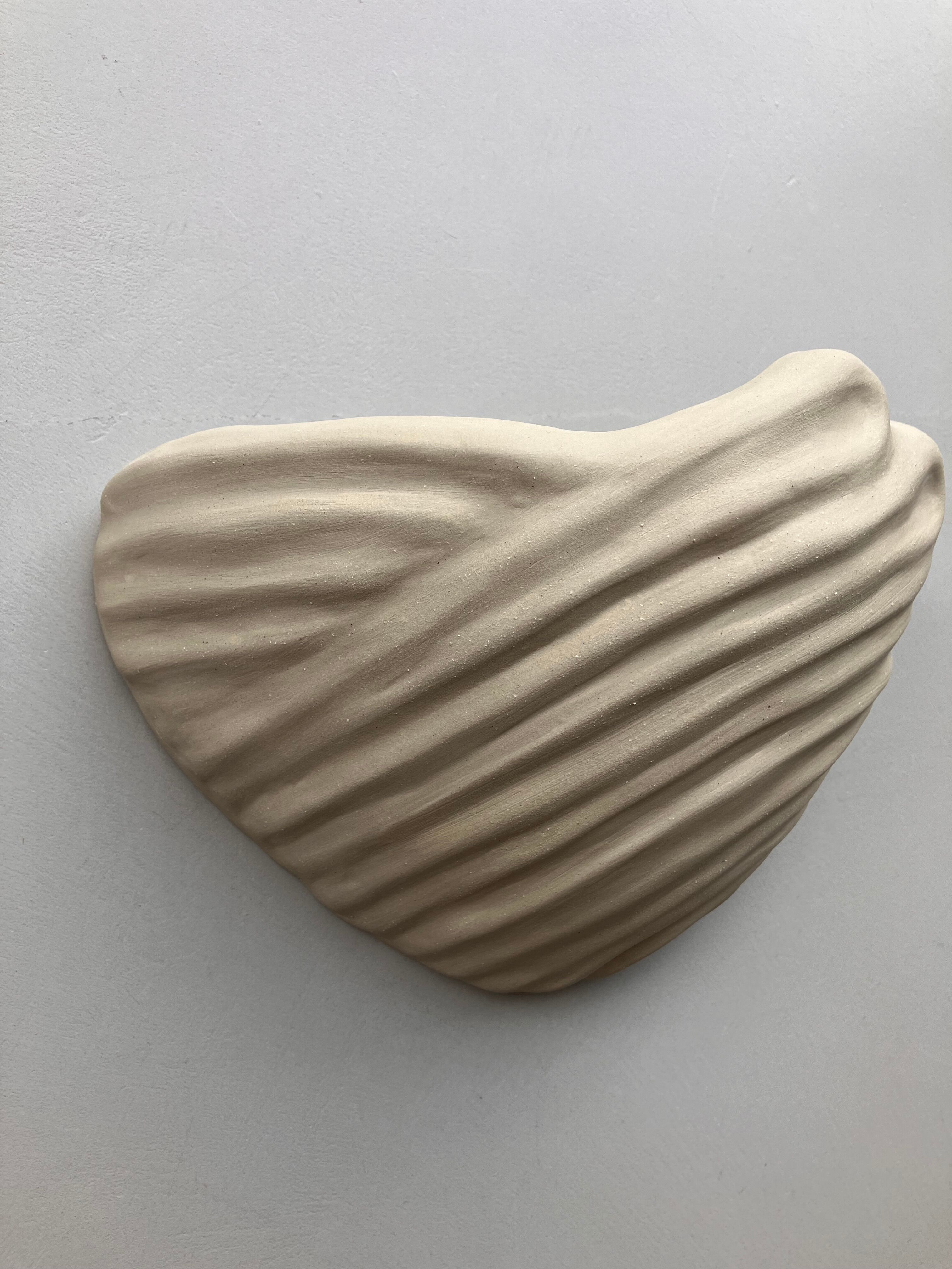 Applique murale forme coquillage en céramique artisanale