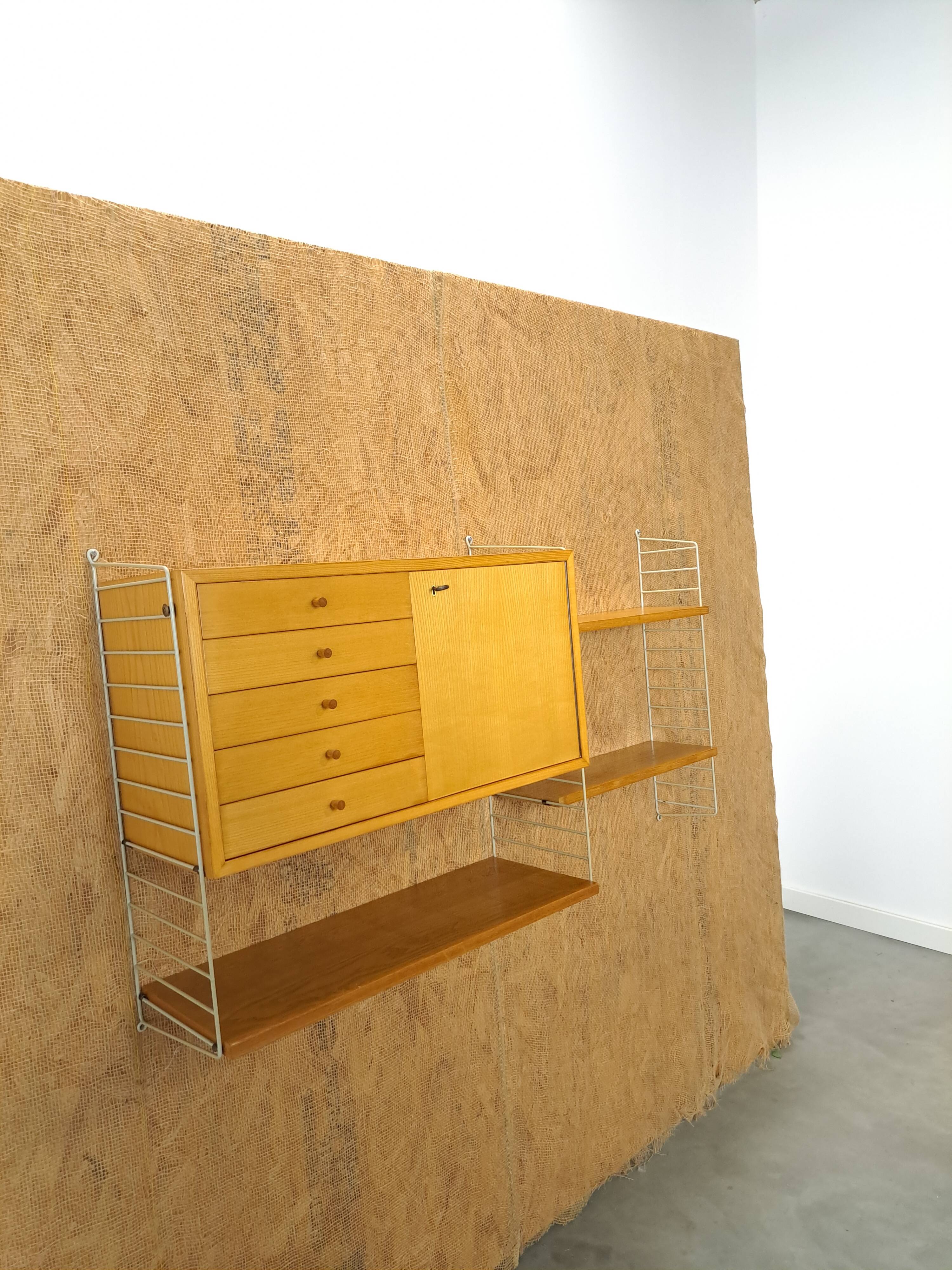 String modulair wandsysteem met kast en planken