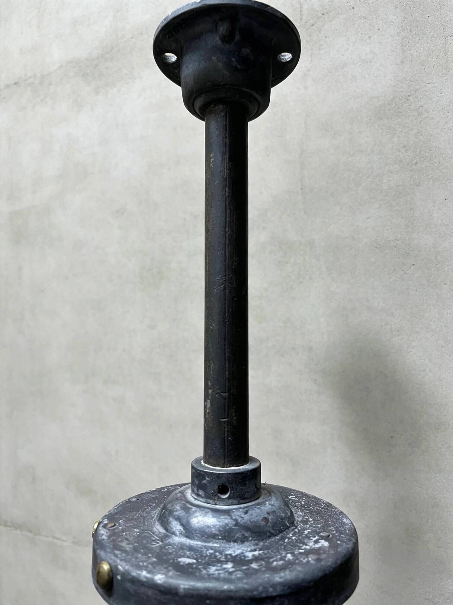 Luminaires en émail de grande taille des années 1930 avec diffuseurs en opaline par Benjamin