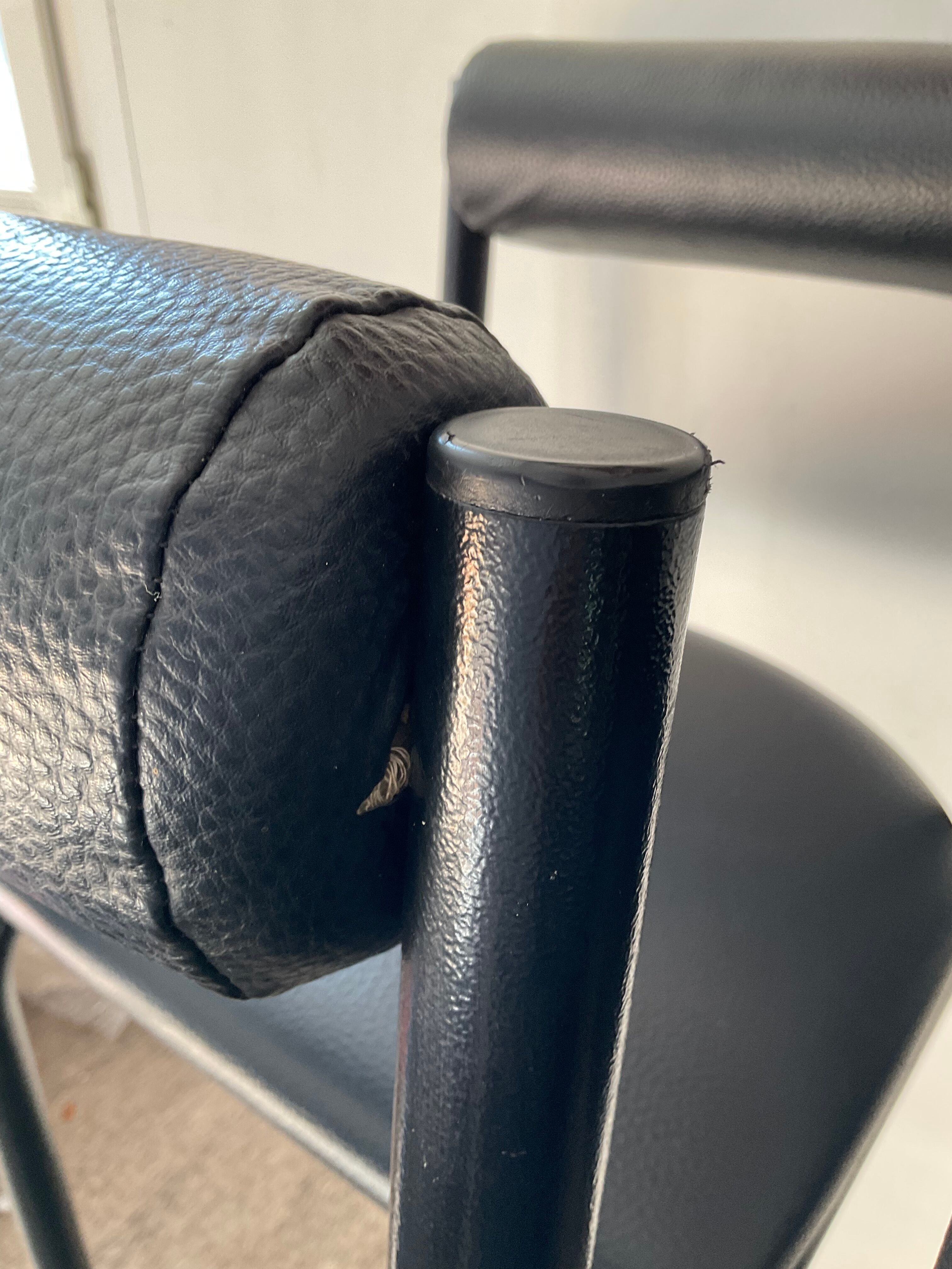 Série de 6 tabourets tubulaire et skaï, années 70- 80