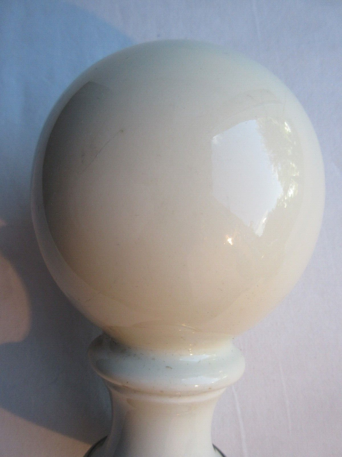 Twentieth art deco staircase ball in beige porcelain and gilded brass