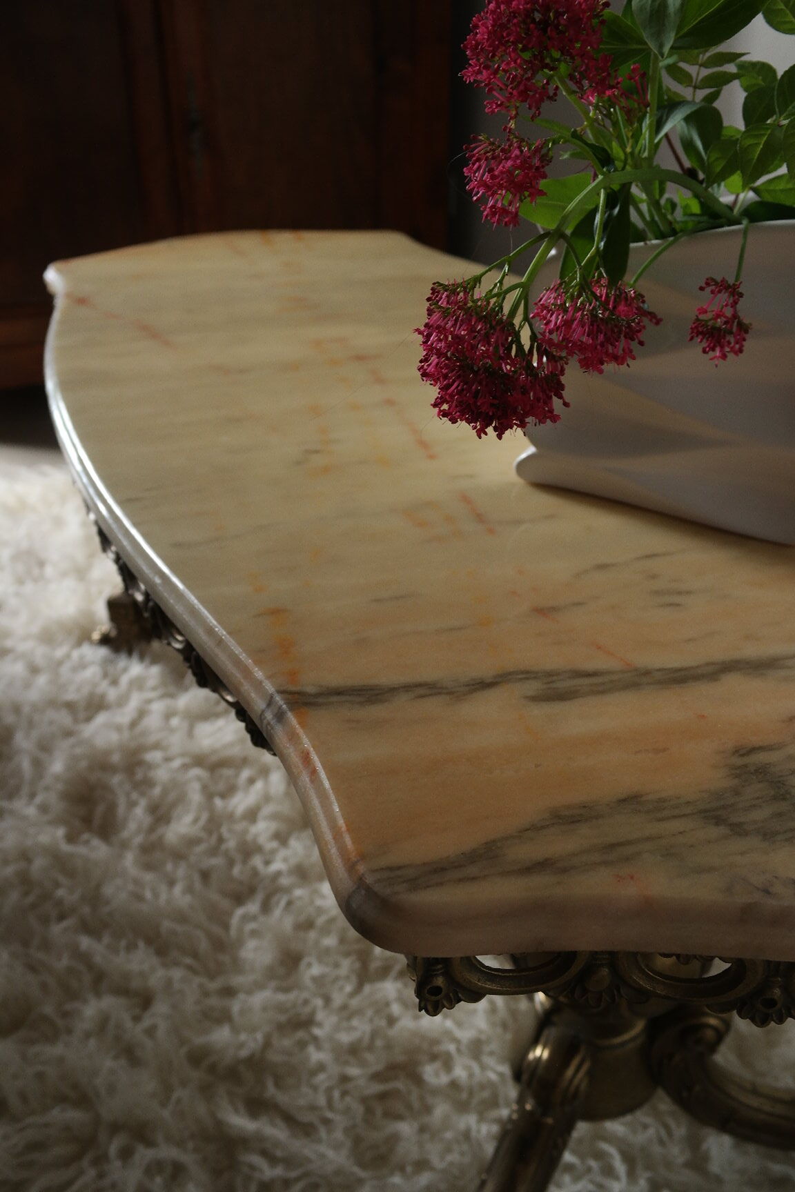 Coffee table in brass and onyx