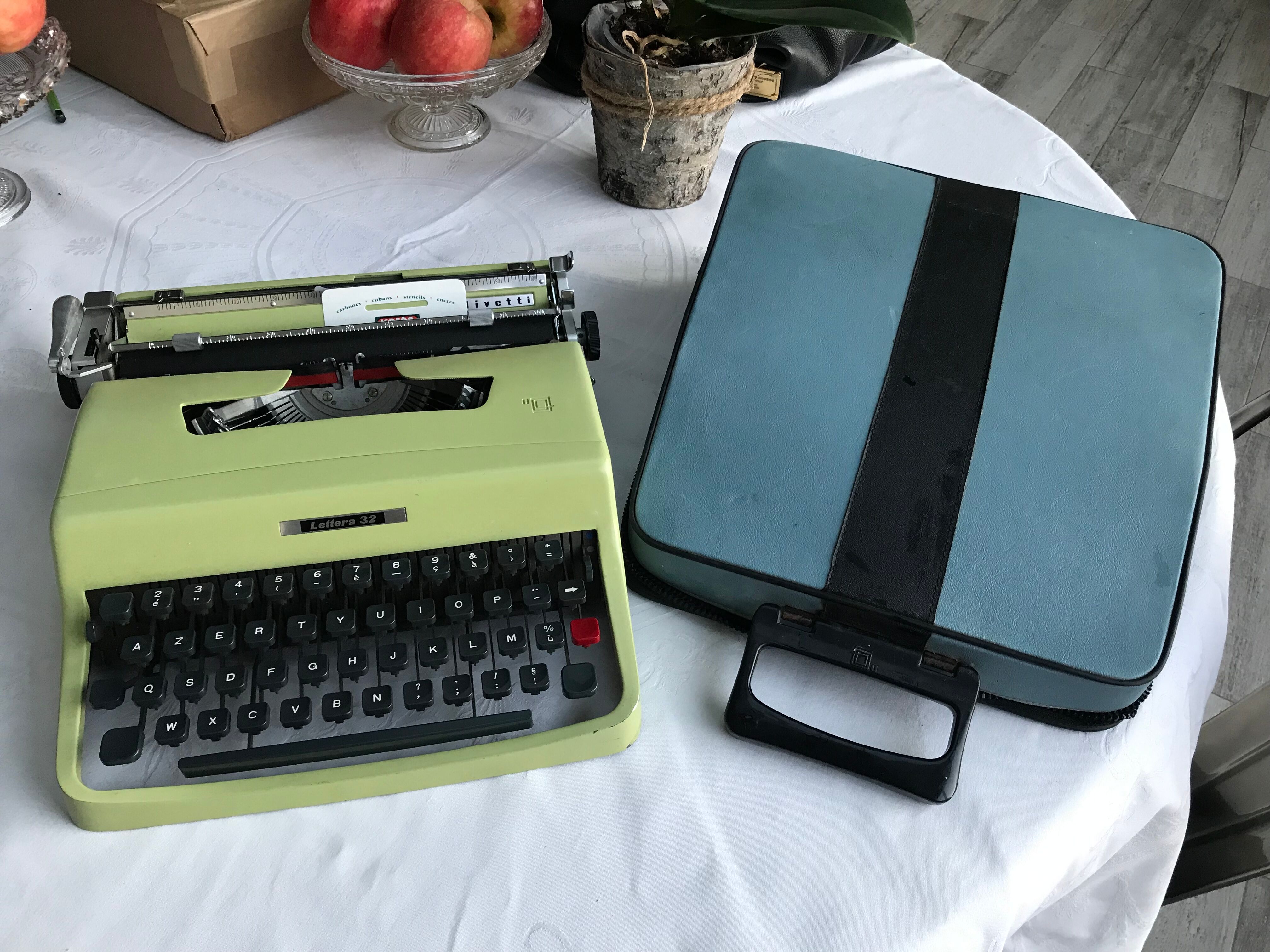 Typewriter olivetti lettera 32 green