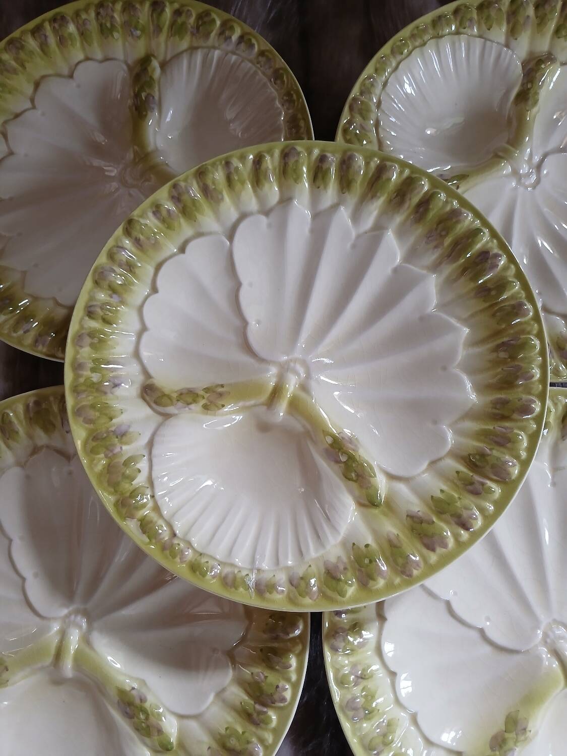 12 assiettes anciennes en barbotine