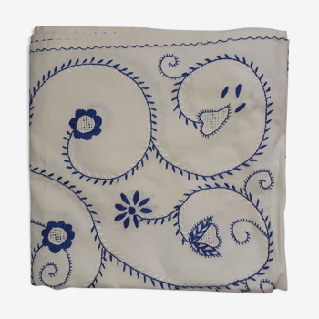 Nappe ancienne fond blanc et broderies bleues.