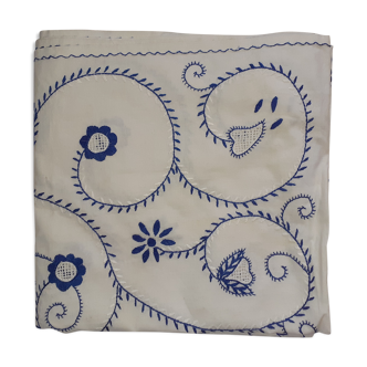Nappe ancienne fond blanc et broderies bleues.