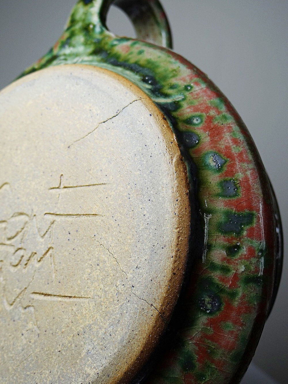 Glazed stoneware sauce boat Fontgombault, red and green, vintage 1960-1970.