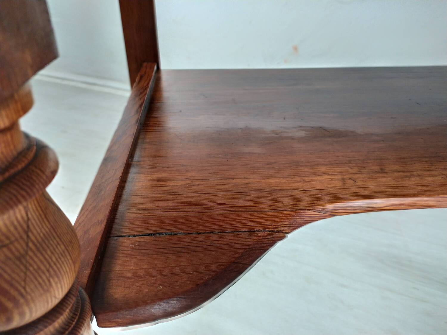 Burgundy marble dressing table