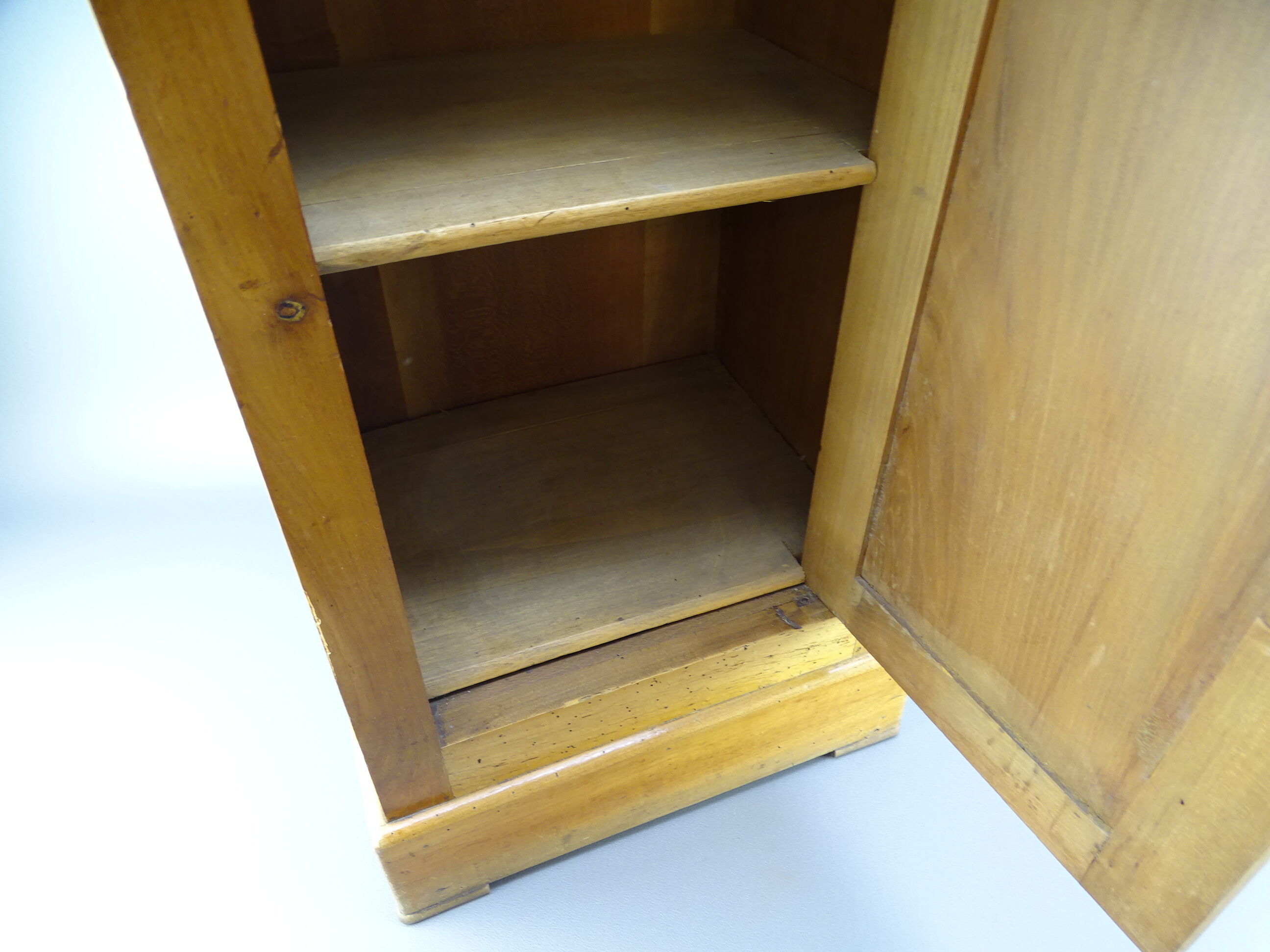 Table de chevet vintage en bois de merisier