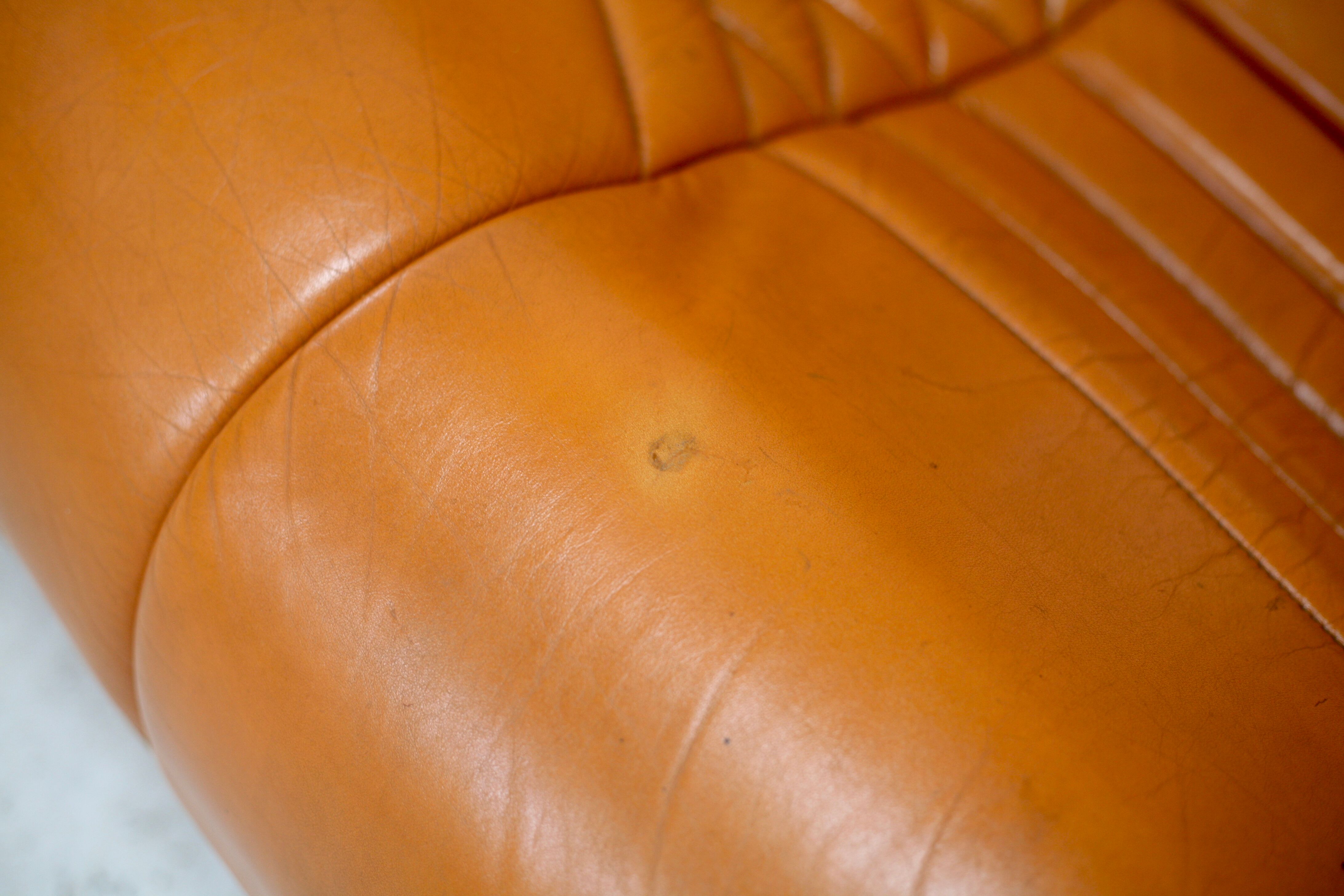 Sofa "space age". Leather, fiberglass, foam, steel. Circa 1970. Orange.