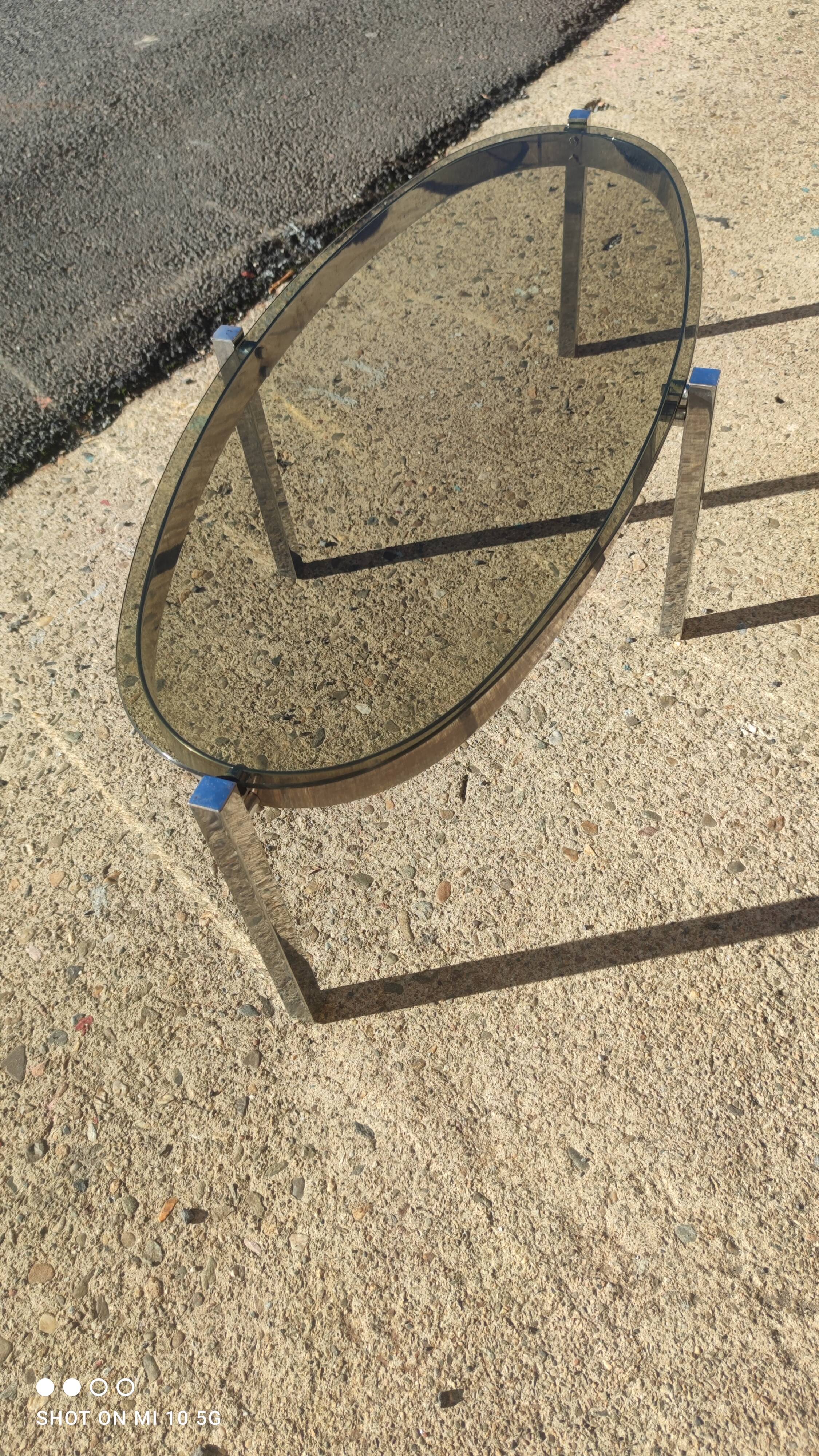 Table basse elliptique vers 1970 en métal chromé et verre fumé