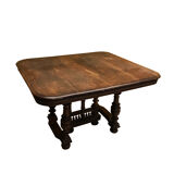 Table avec pied sculpté en bois
