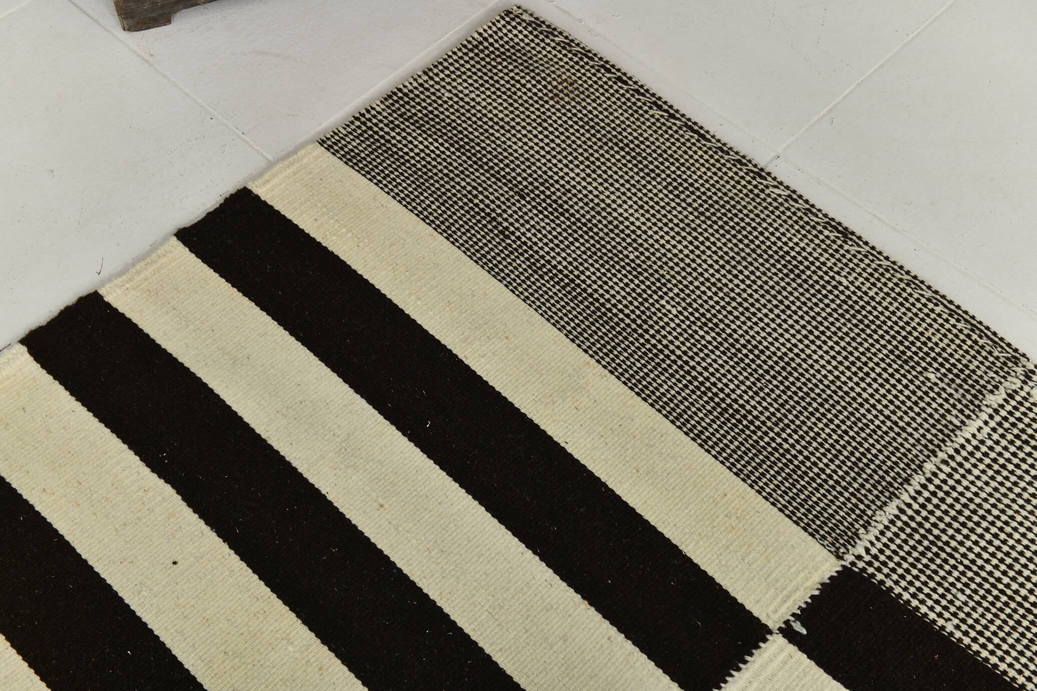 Tapis Kilim vintage à rayures marron foncé et beige, 378 x 410 cm