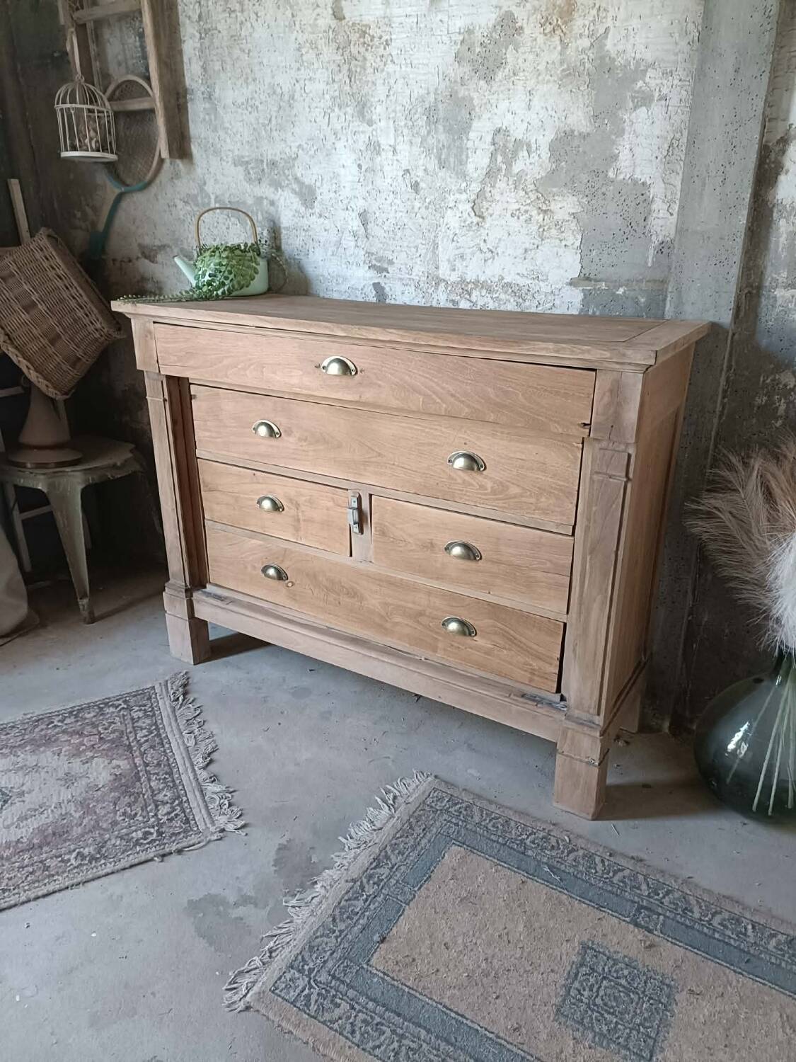 Wooden chest of drawers