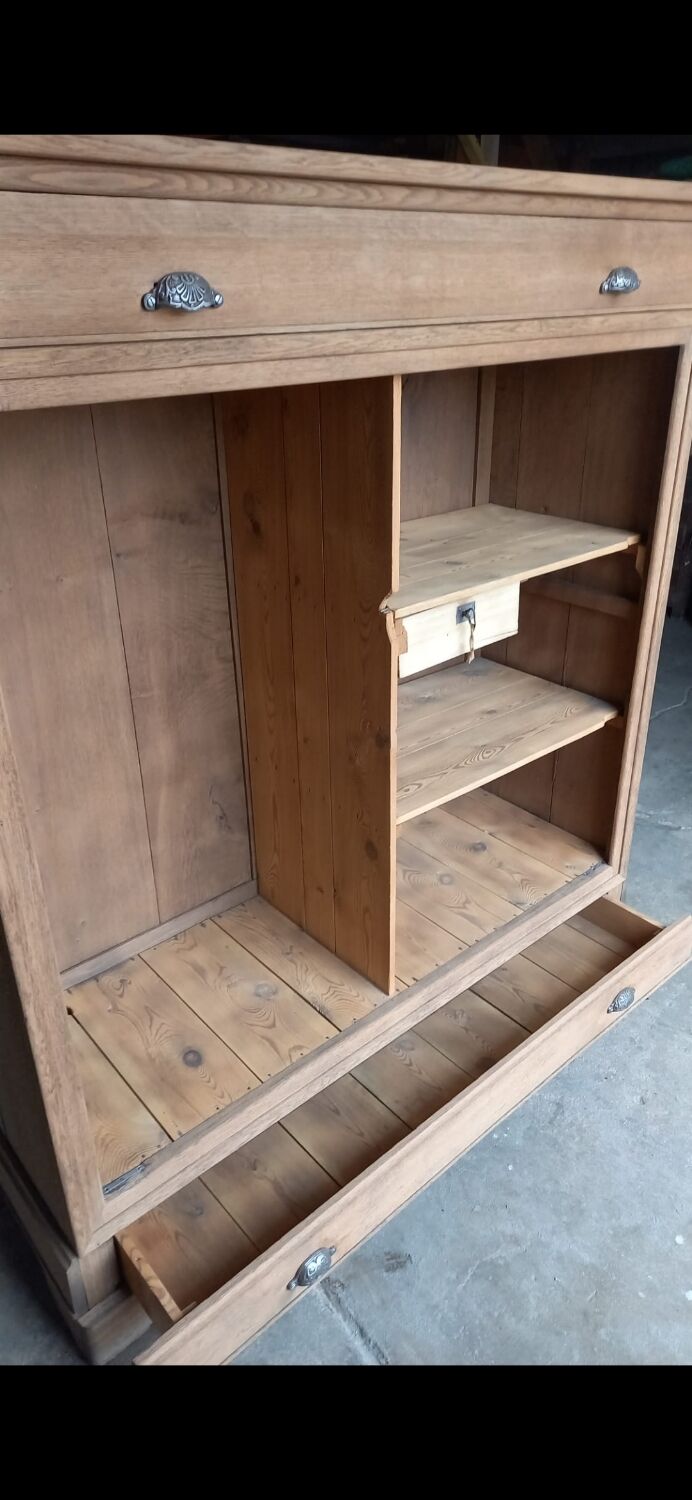 High-style Louis Philippe buffet in solid oak from the 19th century.