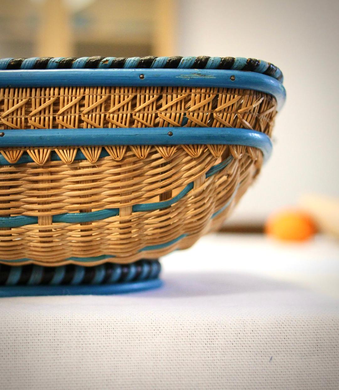 Presentation basket in woven and hand-painted wicker