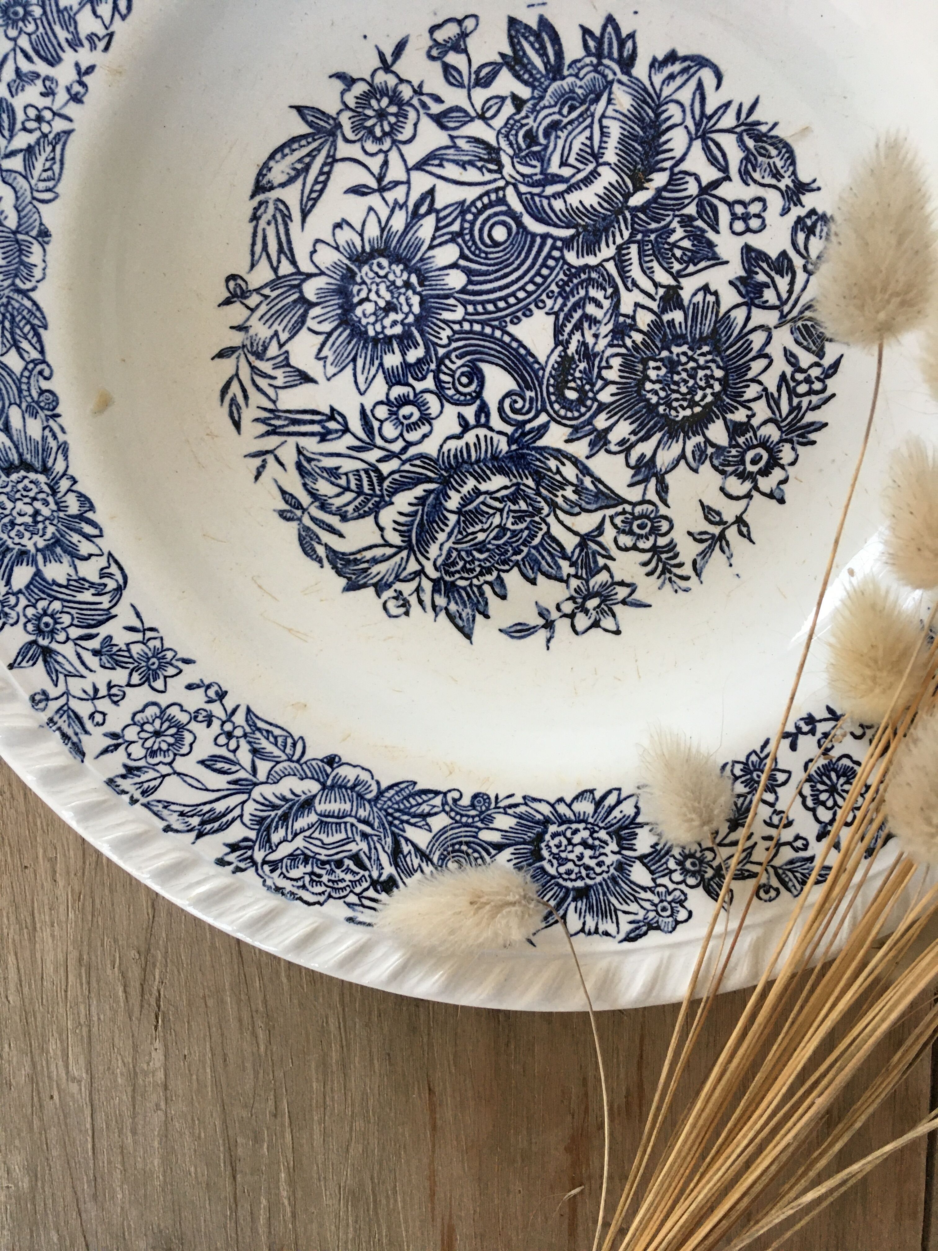 Hollow plates blue flowers