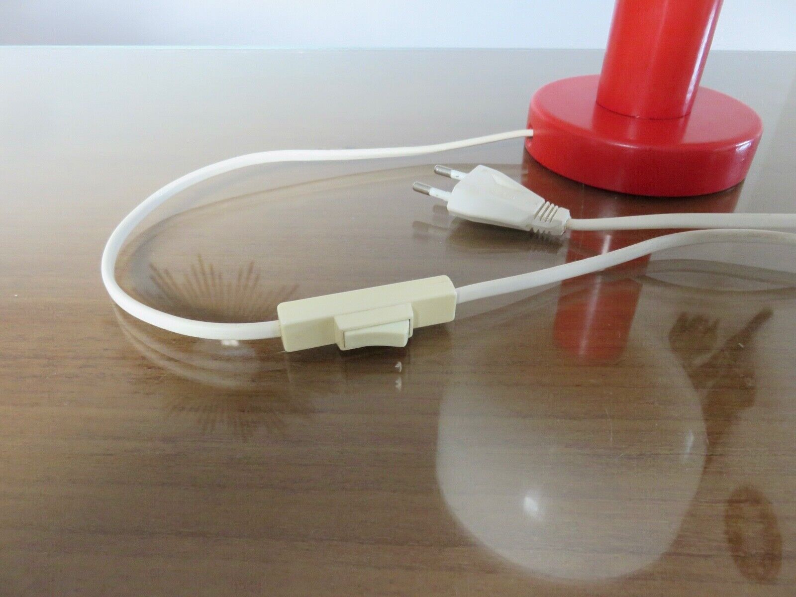 Red lacquered wood lamp and light diffuser in perspex 1980