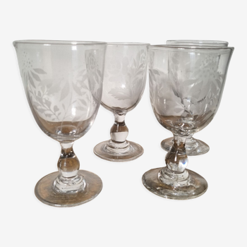 Verres à pied anciens soufflés main et gravés